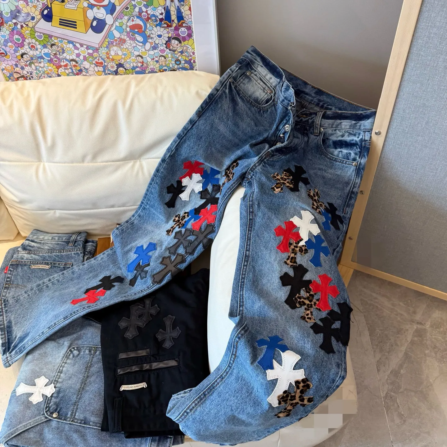 P280 Style number: D329 ChromeHearts Chrome washed blue contrasting patterned leather patch Chino workwear straight pants ceiling-level jeans, a pair is hard to find at the counter‼ ️About Zangyin✅This is an extremely luxurious fashion brand that can also be called the aristocracy of the high street. It has always been an exclusive brand for some hipsters or rich second generations. The color of this model is already very eye-catching by using a unique washed material. It is decorated with pink patch cross flowers, which cleverly highlights the charm of the brand. Secondly, this model adopts a classic high-waist cut design, which highlights the long legs and fashionable temperament of the upper body. The brand is highly recognizable and the slim-fitting configuration is more suitable for daily wear. The personality will be fashionable and the specifications can be seen at a glance. Materials and technology ✅ Needless to say, this point goes without saying. As an excellent craftsman brand, Zangyin's requirements for details and craftsmanship are really perfect. The washed color of this model has gone through a lot of processes, not to mention the embellishment of the denim appliqués. It is also purely handmade and sewn. Just like what they believe in, only handmade things have soul and have the meaning of wearing. A top-notch heavy-duty fashionable denim item, recommended by both hands‼ ️Color #Washed Blue Size #28-36 (s m l Pants opening 22 XXL waist 94 hips 118 pants length 110 pants opening 23